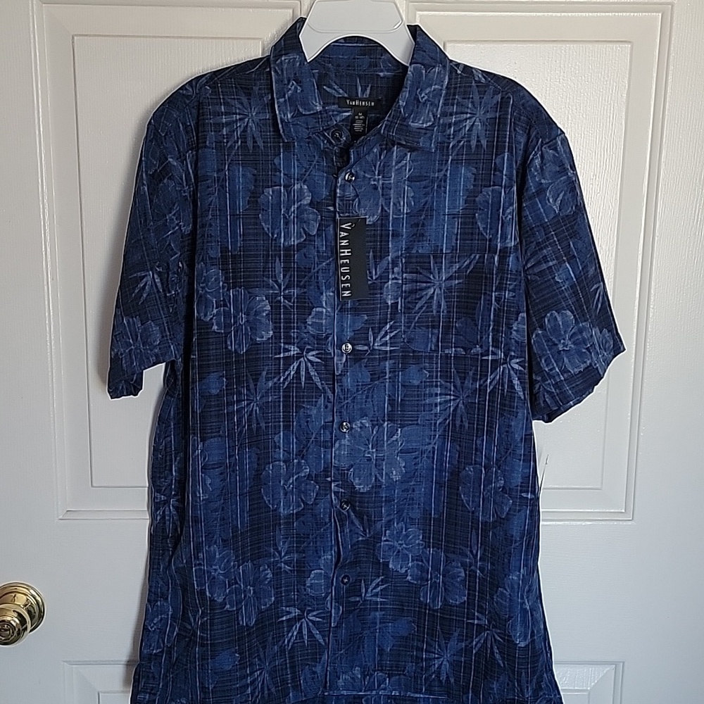 Van Heusen, men's medium, short sleeved buttondown shirt, blue and black. NWT.